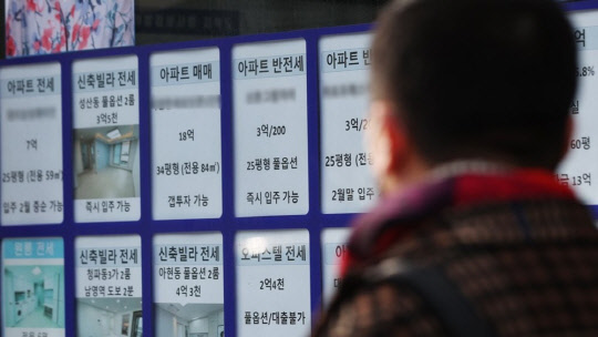 한 시민이 부동산공인중개업소 매물정보 게시판에 붙어 있는 시세를 살펴보고 있다. <연합뉴스>